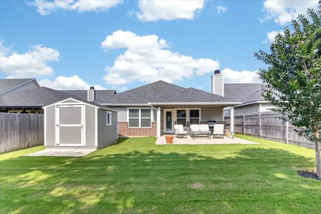 422 Travis Drive Mcgregor TX 76657