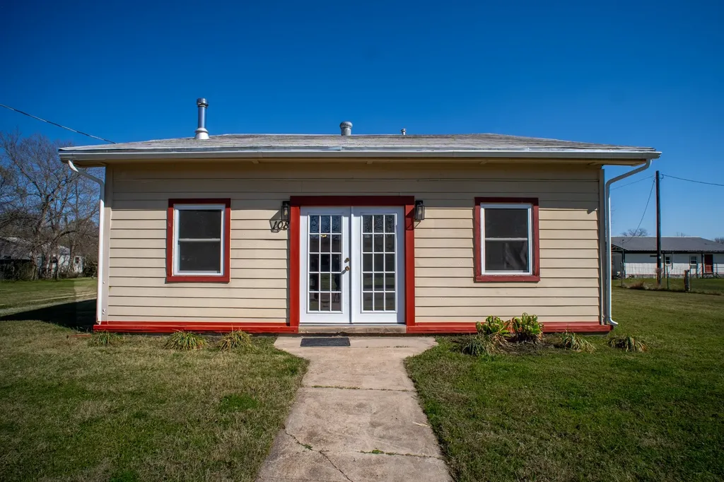 108 S Avenue C Wortham TX 76693