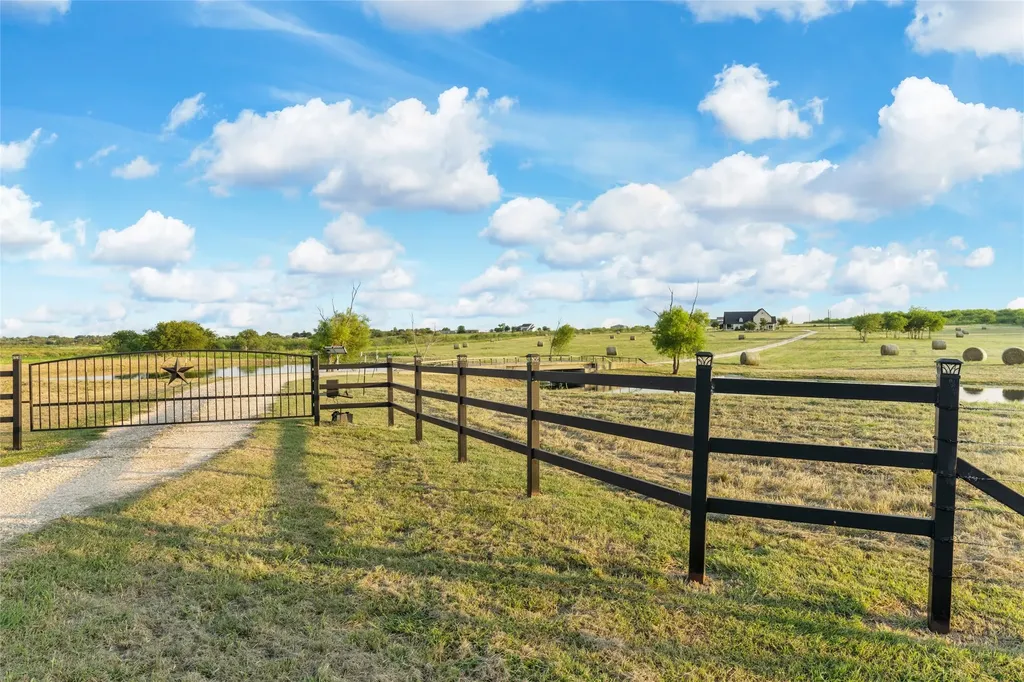 15949 E Us Highway 190 Rogers TX 76569