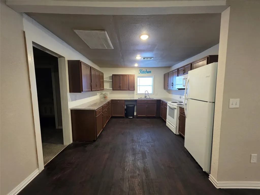 409 E Houston Street Mexia TX 76667
