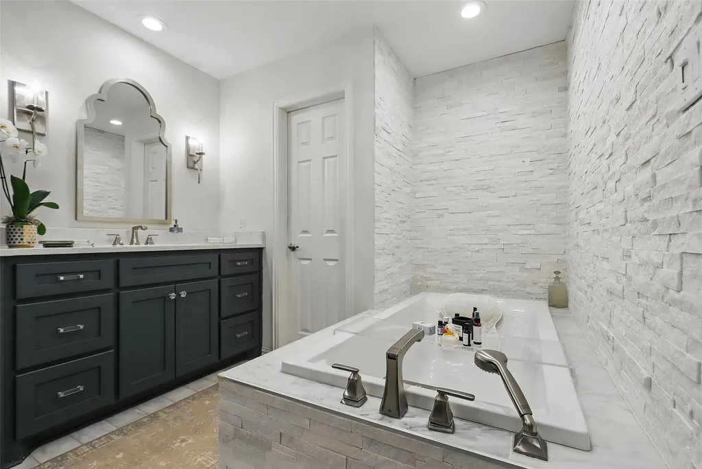 208 Rockwood Park Drive Fort Worth TX 76107