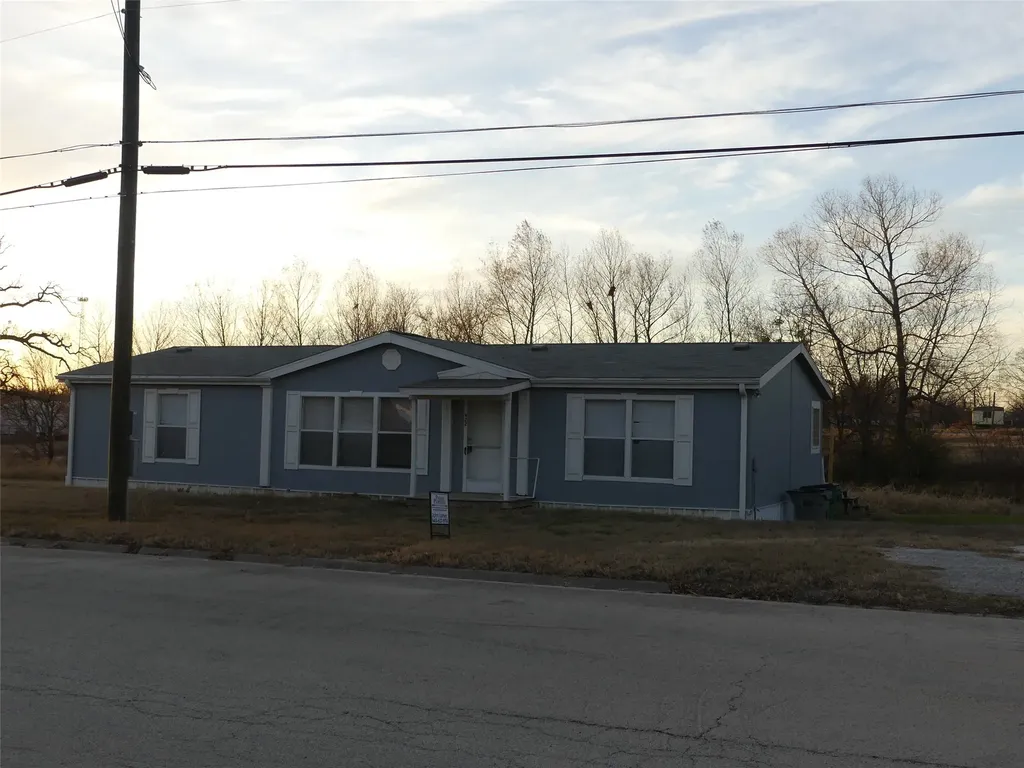 422 Hutchinson Street Bowie TX 76230