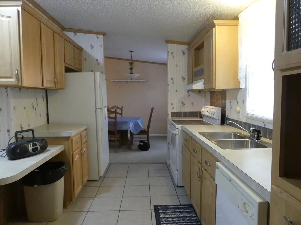 422 Hutchinson Street Bowie TX 76230