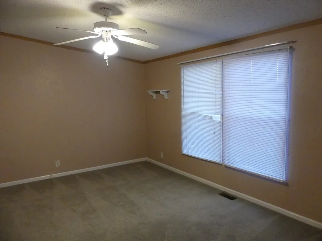 422 Hutchinson Street Bowie TX 76230