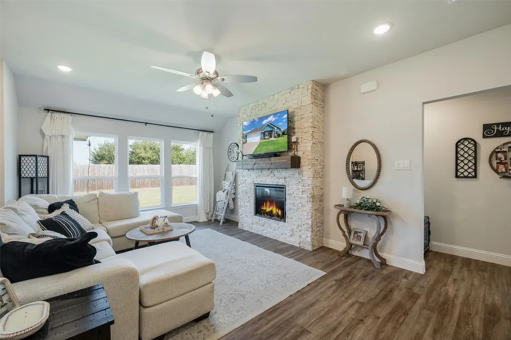 117 Mustang Drive Lindsay TX 76250