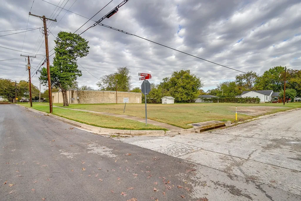 5550 Baylor Avenue River Oaks TX 76114