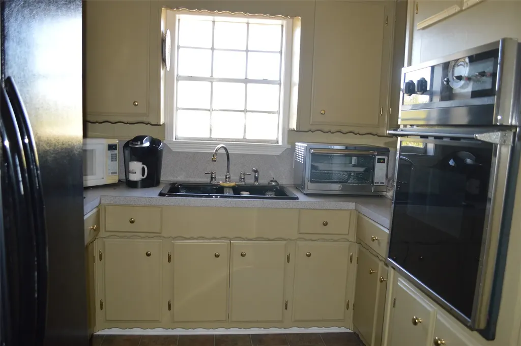 802 W Front Street De Kalb TX 75559