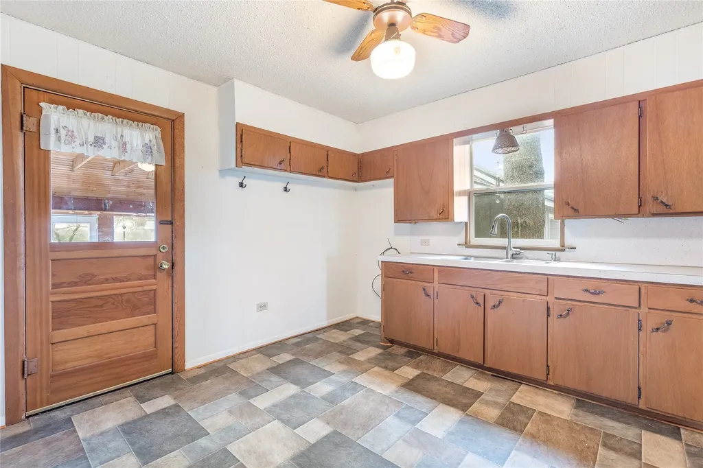 1912 E Texas Street Denison TX 75021