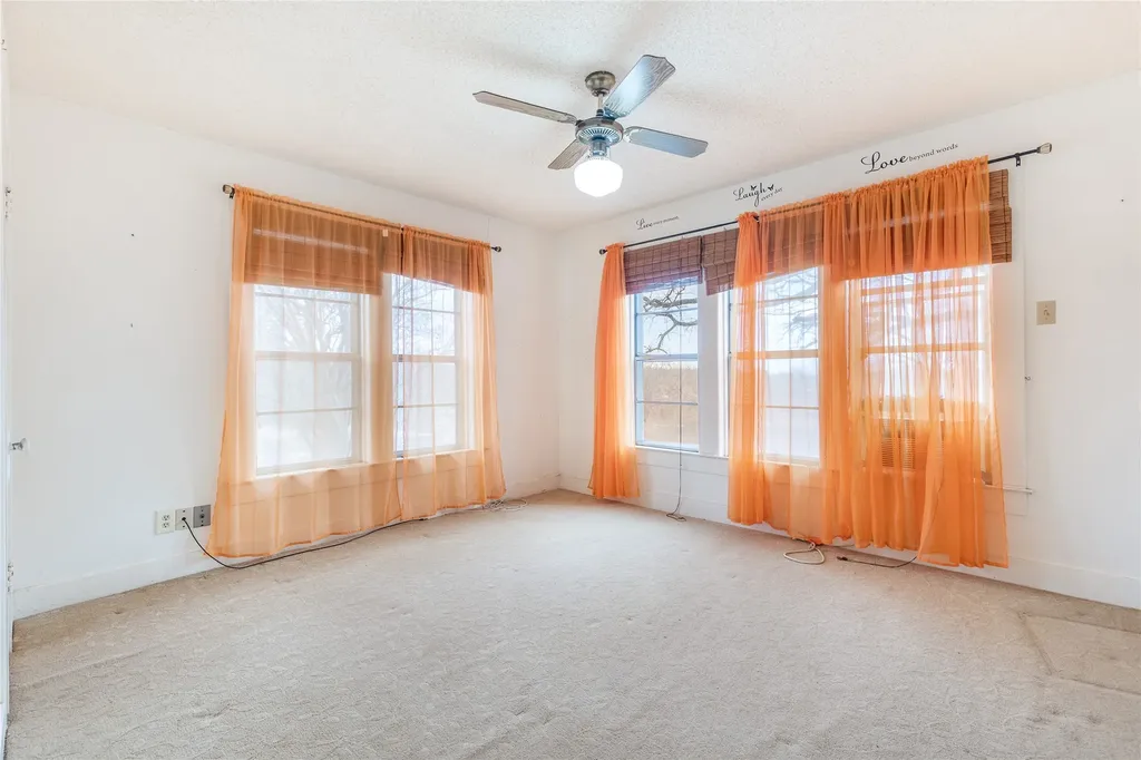 1912 E Texas Street Denison TX 75021