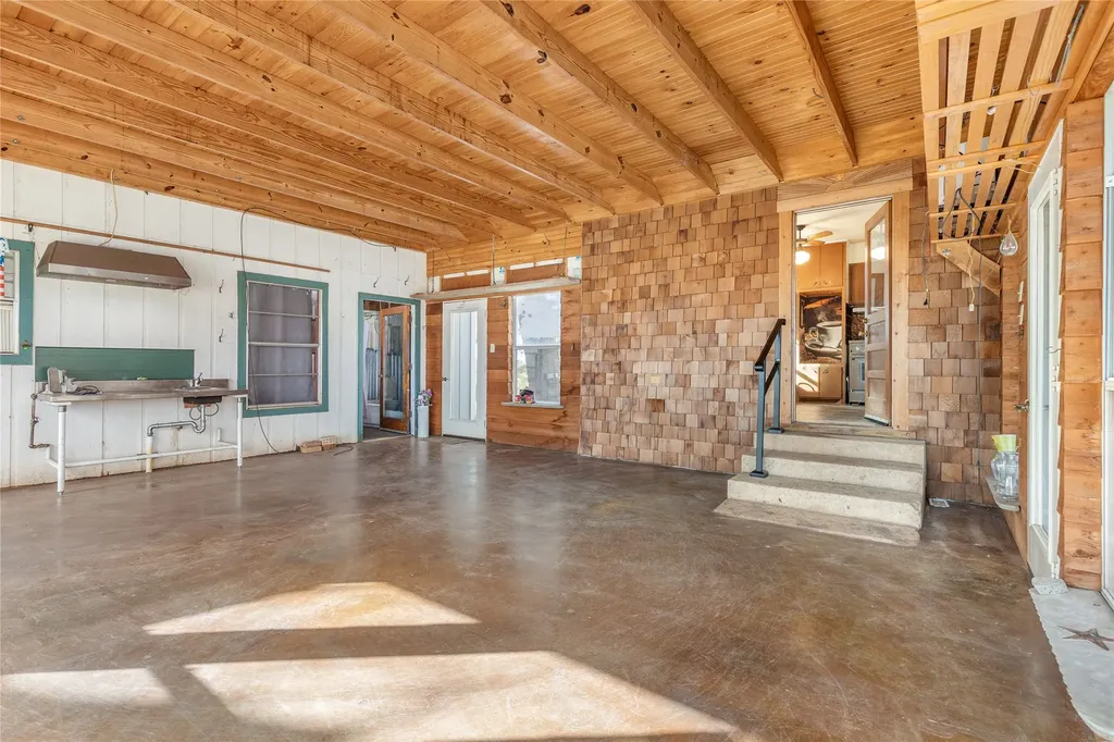 1912 E Texas Street Denison TX 75021