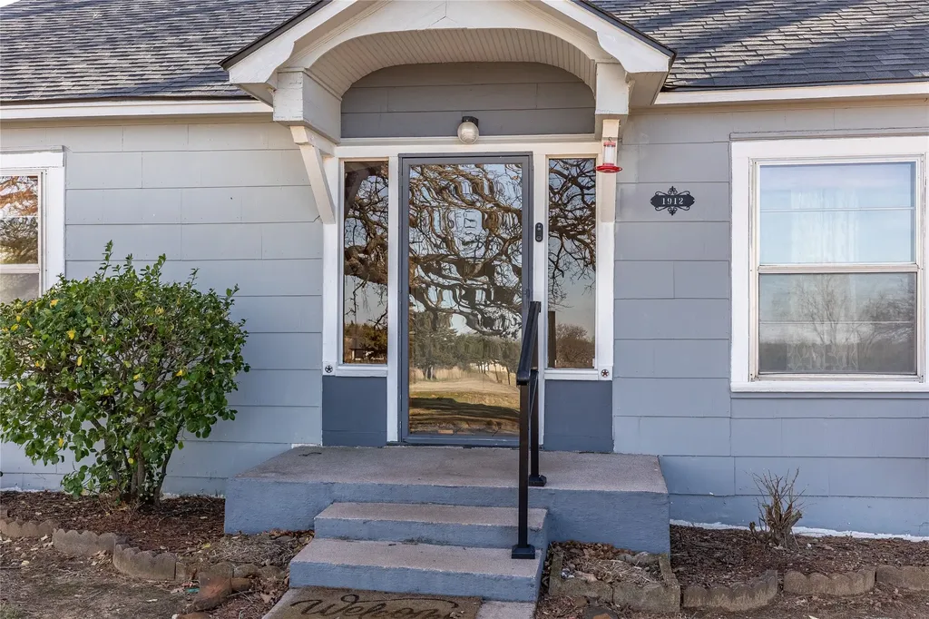 1912 E Texas Street Denison TX 75021