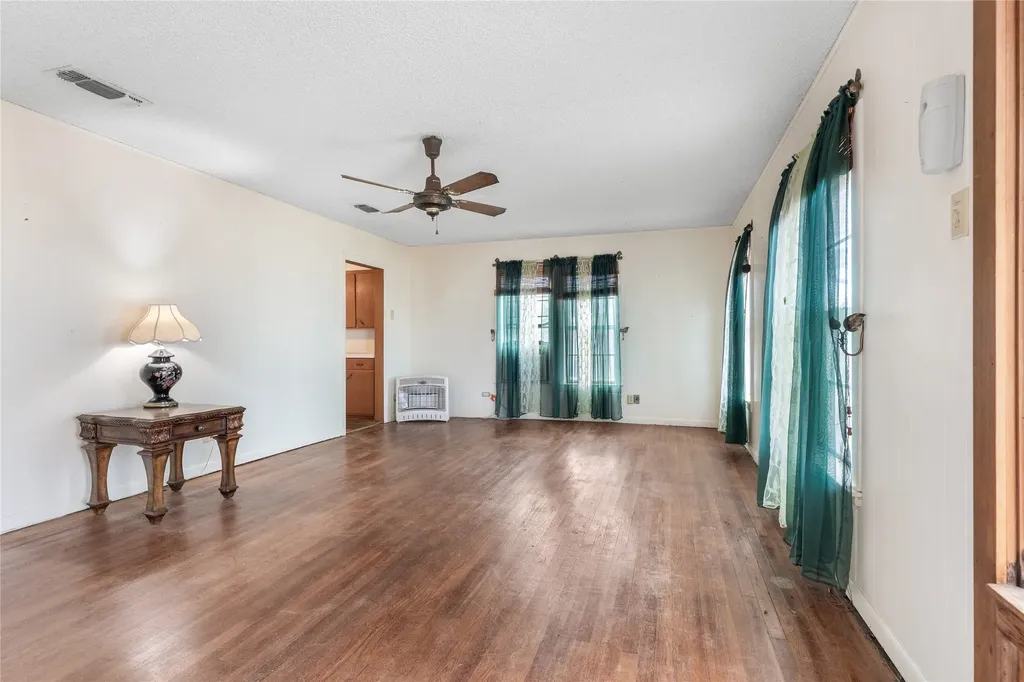 1912 E Texas Street Denison TX 75021