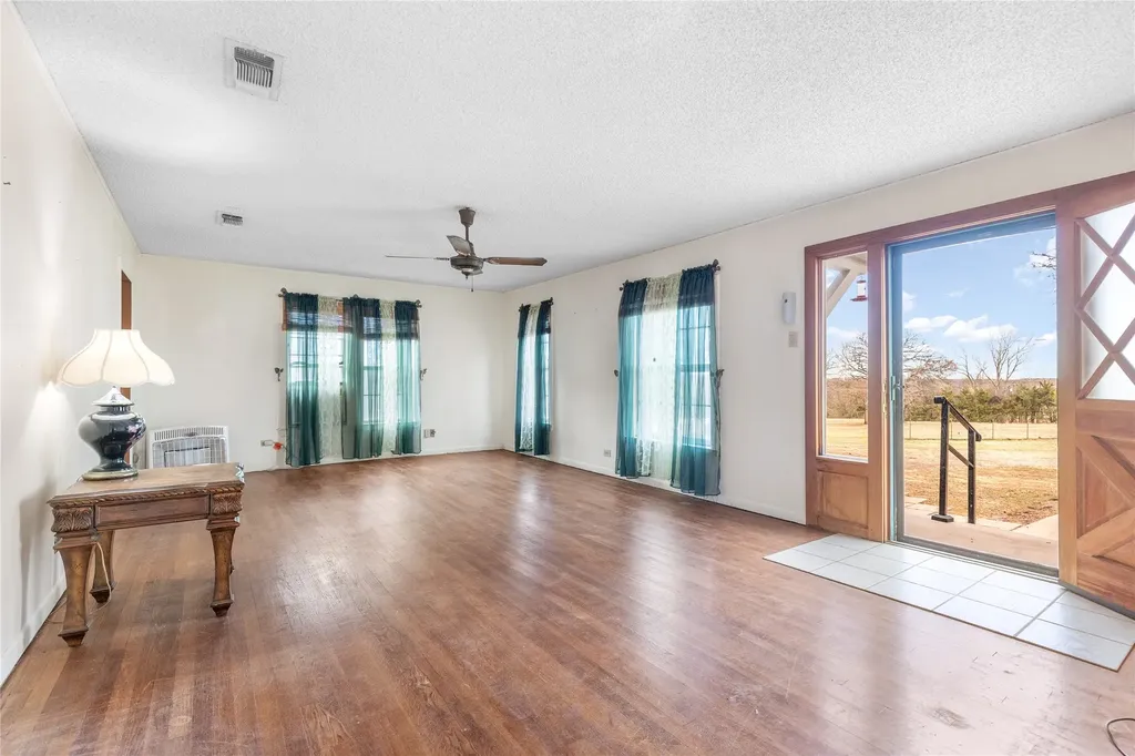 1912 E Texas Street Denison TX 75021