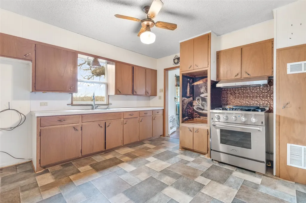 1912 E Texas Street Denison TX 75021