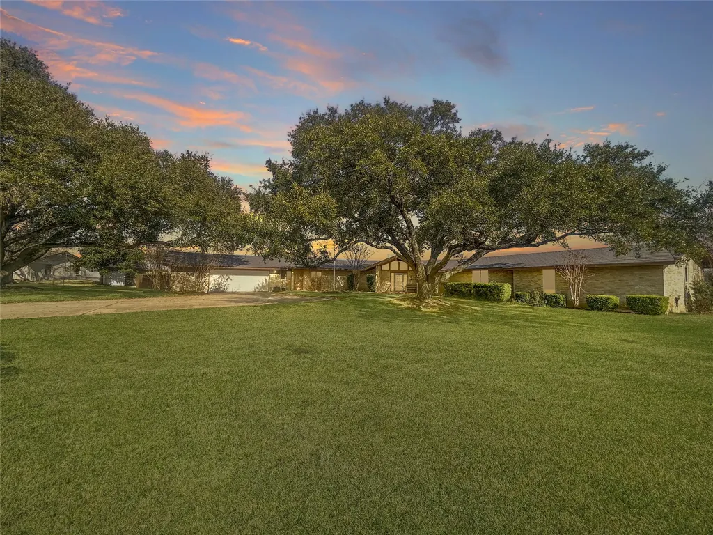 903 N Hoover Avenue Cameron TX 76520