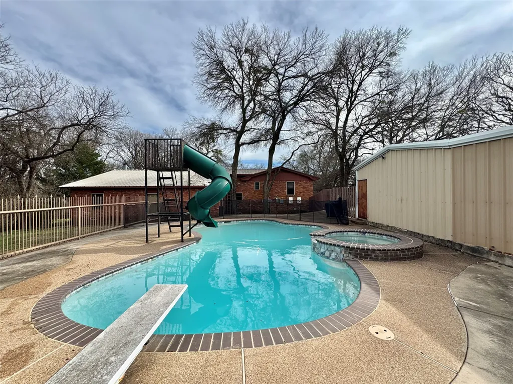 231 Hickory Street Lindsay TX 76250