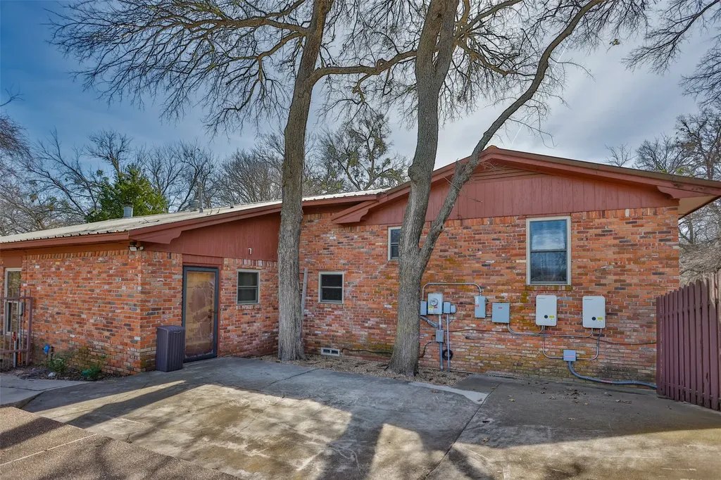 231 Hickory Street Lindsay TX 76250
