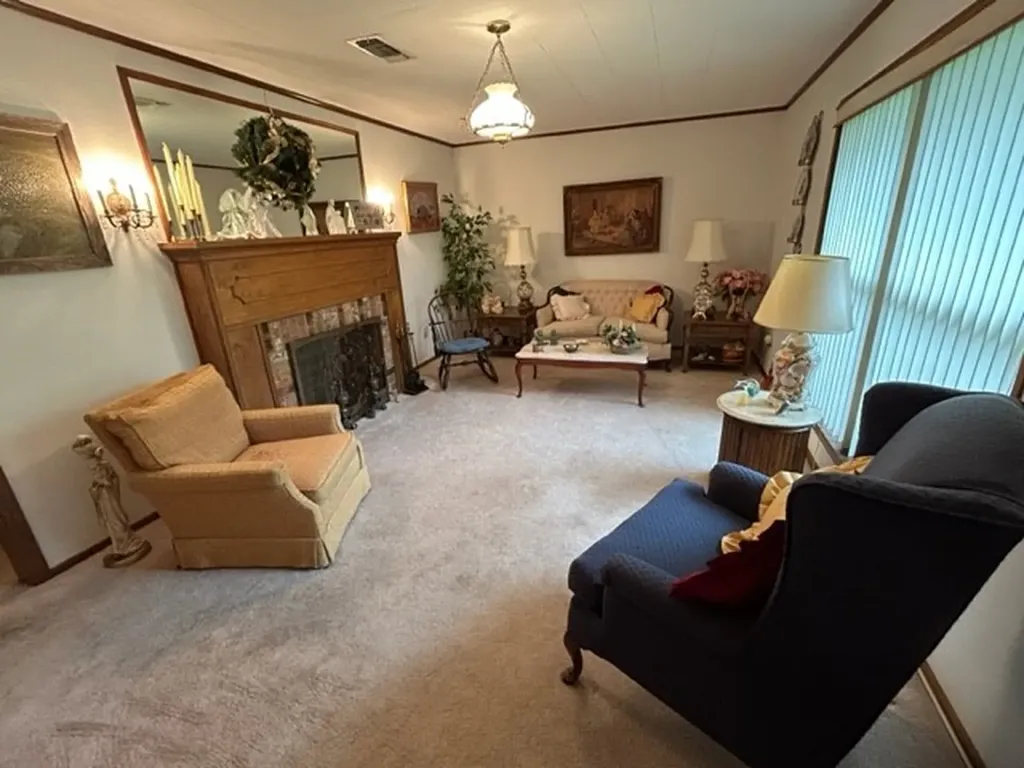 102 E Crockett Street De Kalb TX 75559