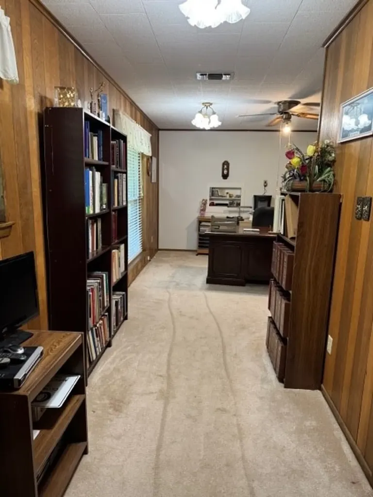 102 E Crockett Street De Kalb TX 75559