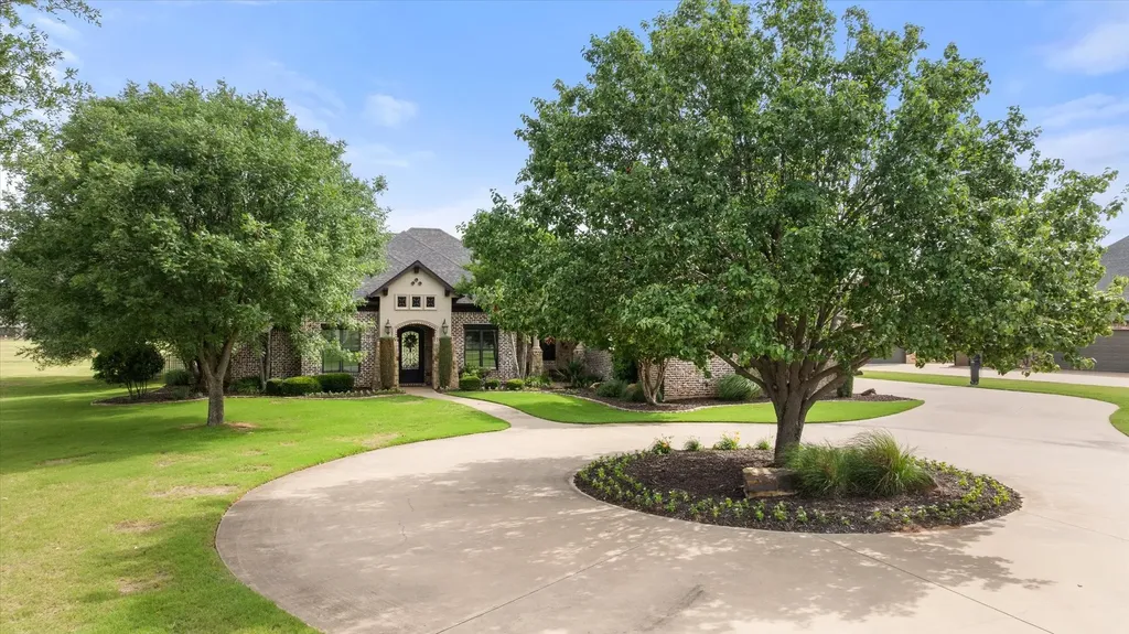 1204 E Scandinavian Court Granbury TX 76048