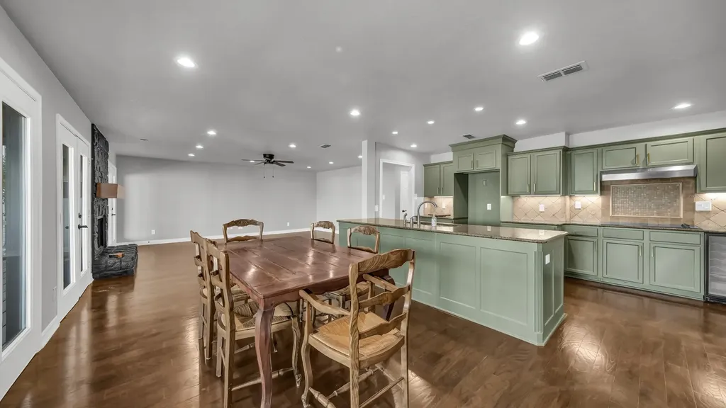 1004 W Lake Drive Weatherford TX 76087