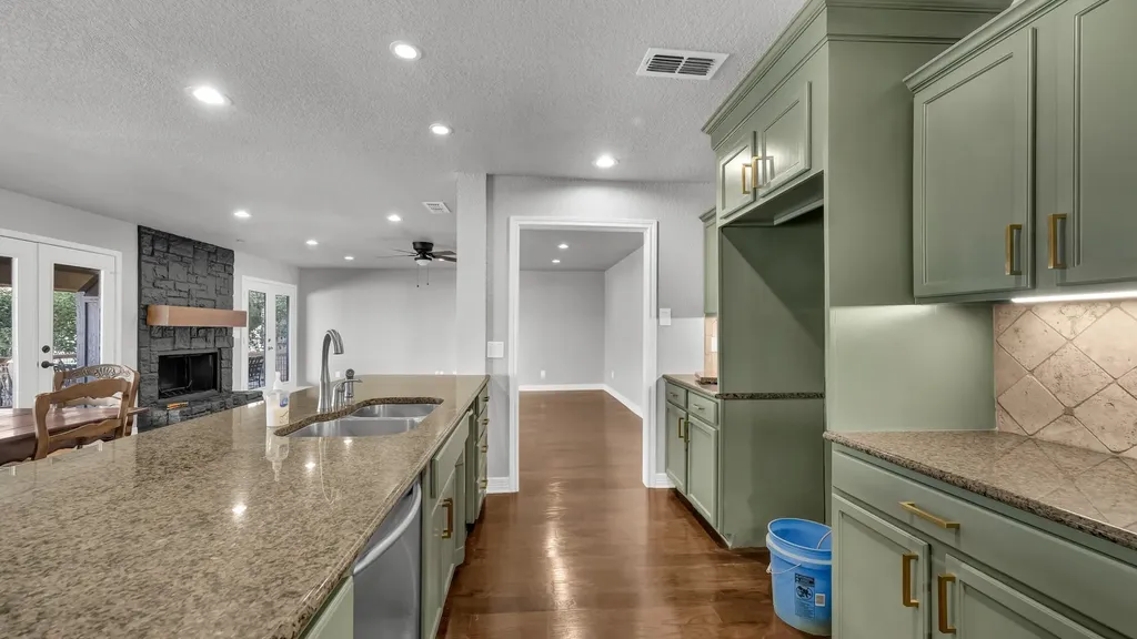 1004 W Lake Drive Weatherford TX 76087