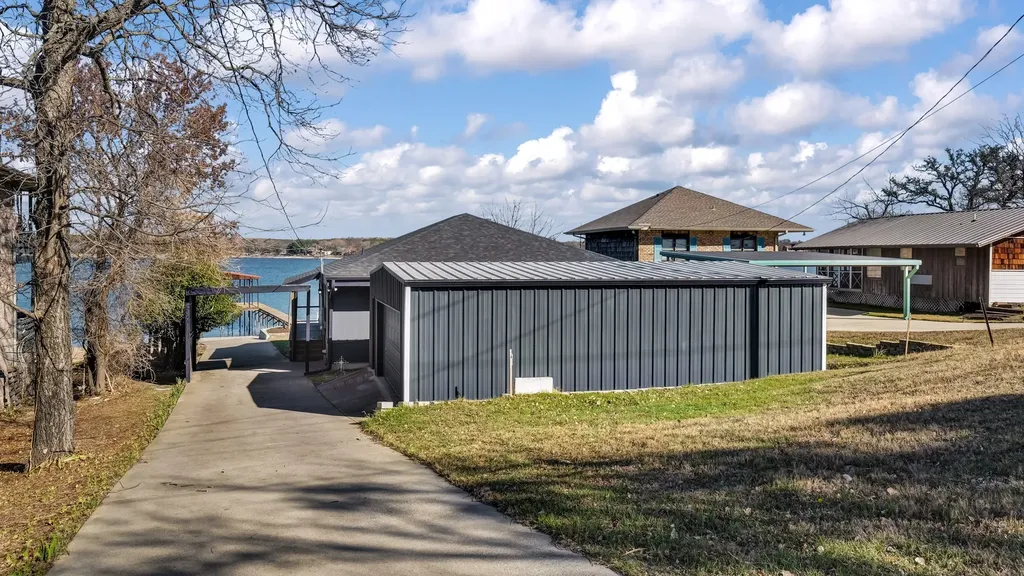 1004 W Lake Drive Weatherford TX 76087