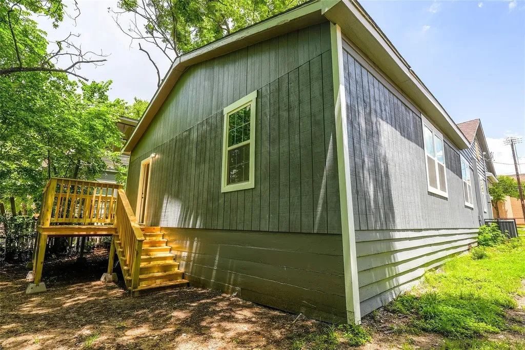 335 N Marsalis Avenue Dallas TX 75203