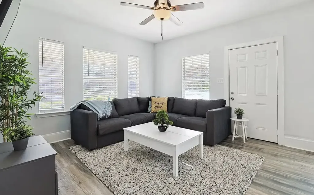702 N Edgefield Avenue Dallas TX 75208