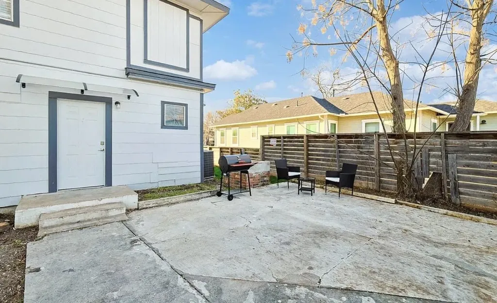 702 N Edgefield Avenue Dallas TX 75208