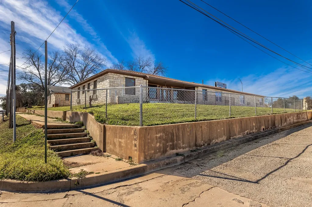 104 E Fifth Street Brady TX 76825