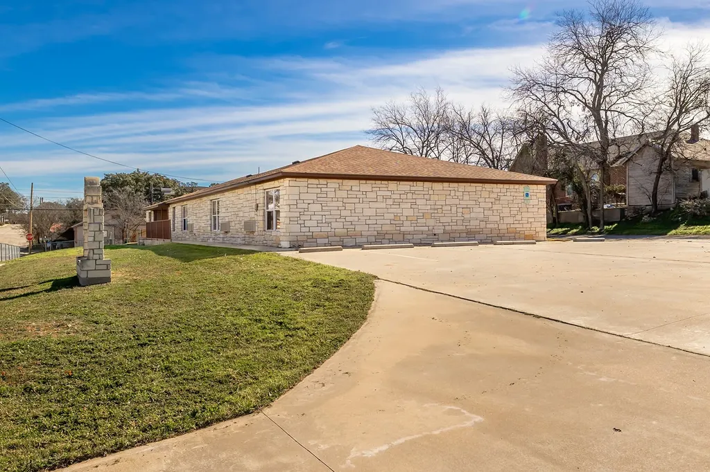 104 E Fifth Street Brady TX 76825