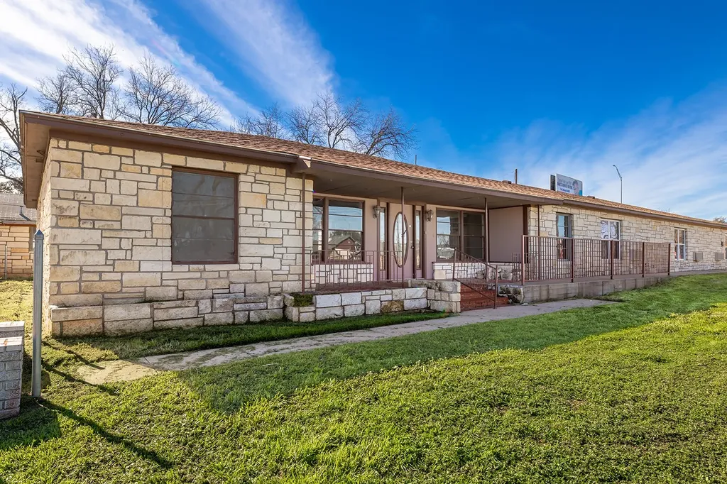 104 E Fifth Street Brady TX 76825