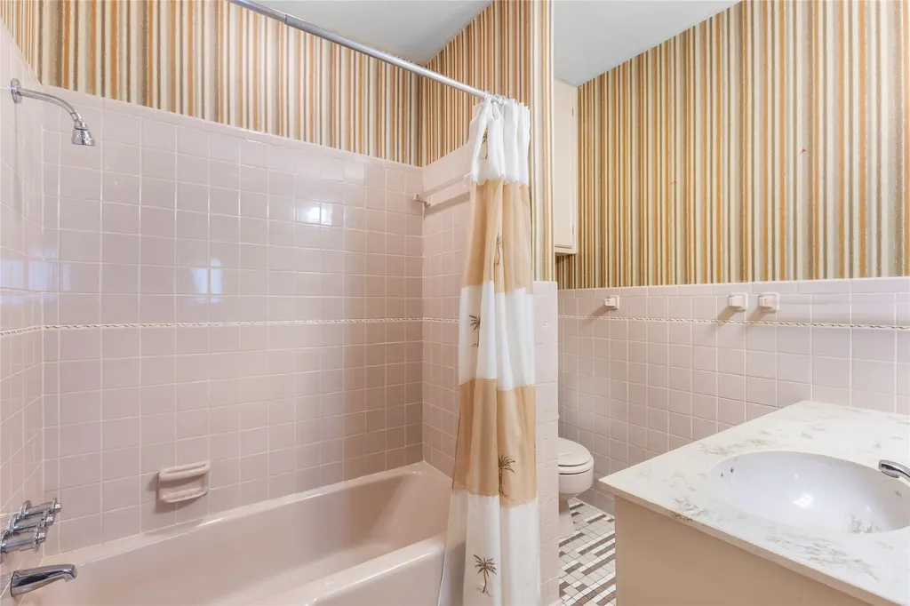 220 N Holly Sherman TX 75092