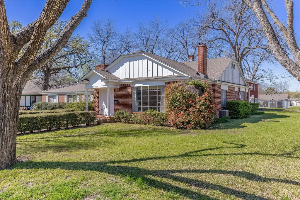 220 N Holly Sherman TX 75092