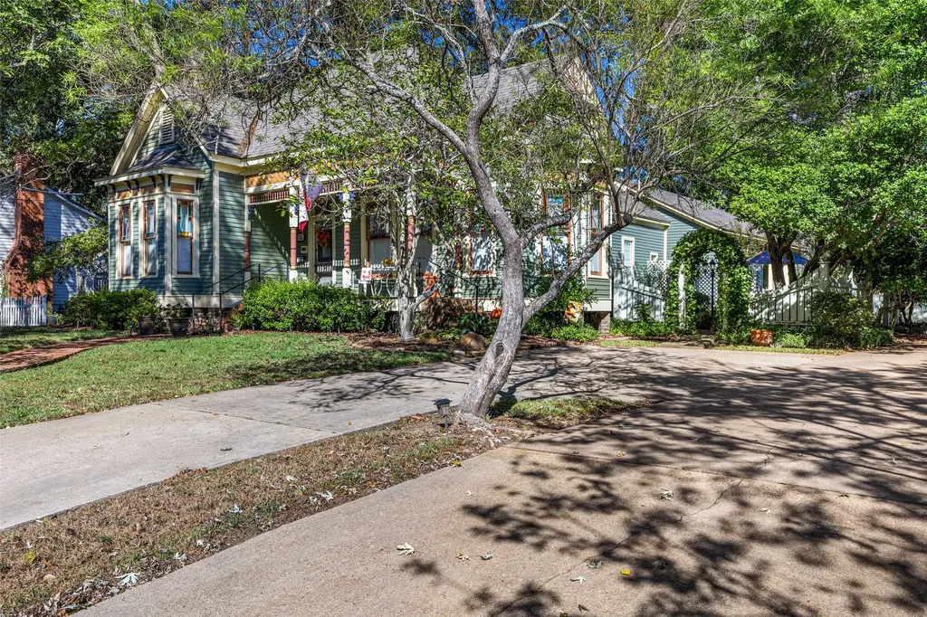 203 E Dixon Street Jefferson TX 75657
