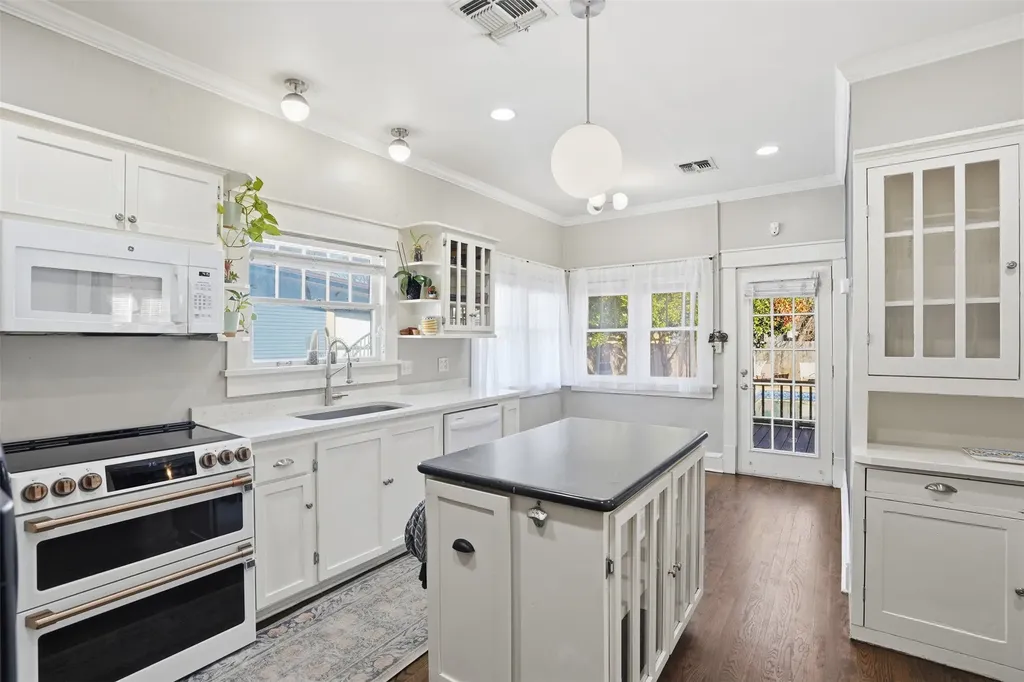 2243 Fairmount Avenue Fort Worth TX 76110