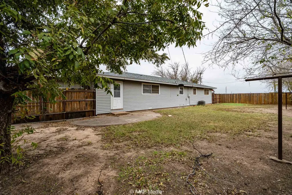 510 W Irving Street Munday TX 76371