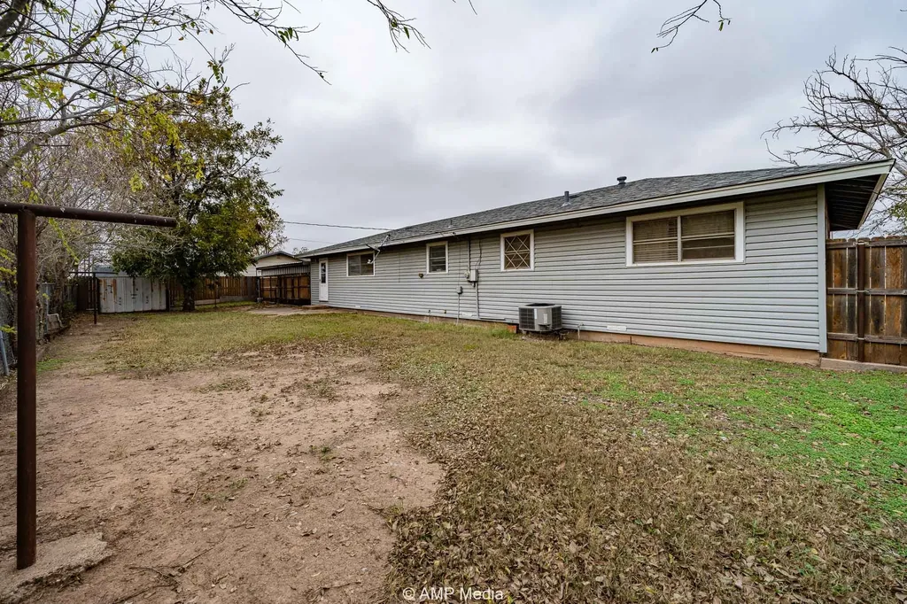 510 W Irving Street Munday TX 76371