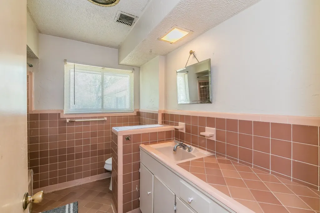 6207 Lyndon B Johnson Freeway Dallas TX 75240