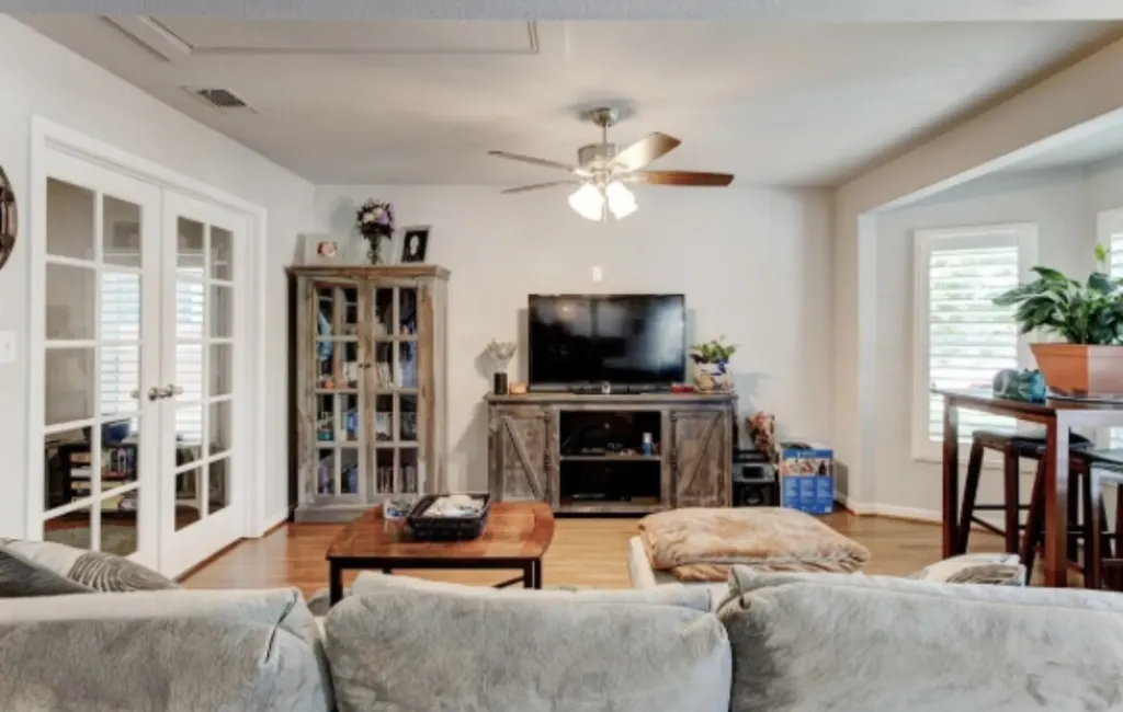 2933 S Hills Fort Worth TX 76109