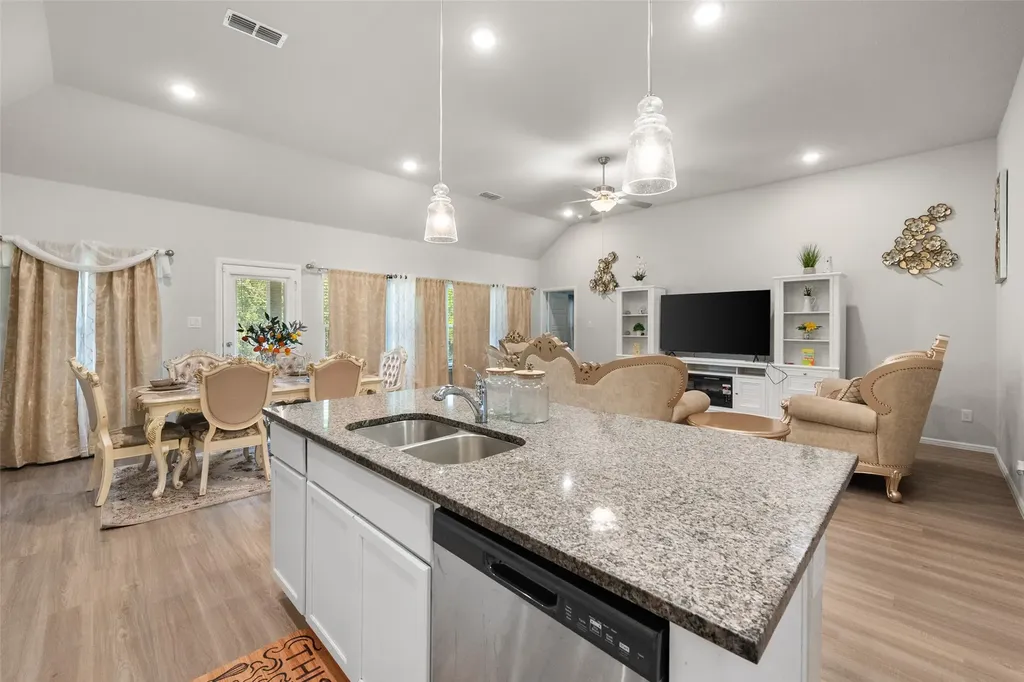 1215 Putnam Street Mansfield TX 76063