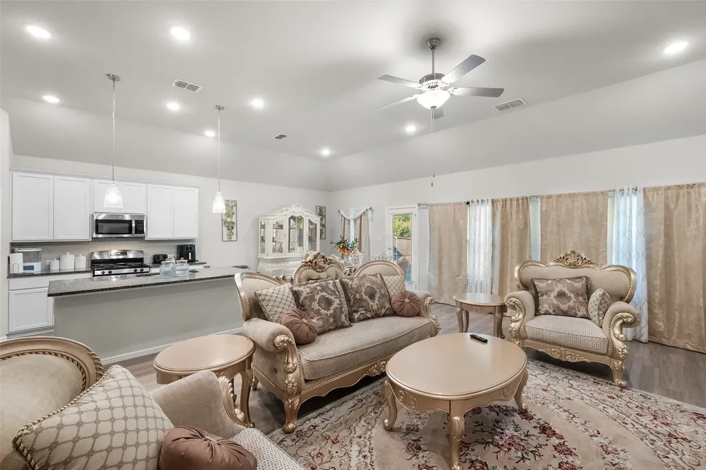 1215 Putnam Street Mansfield TX 76063