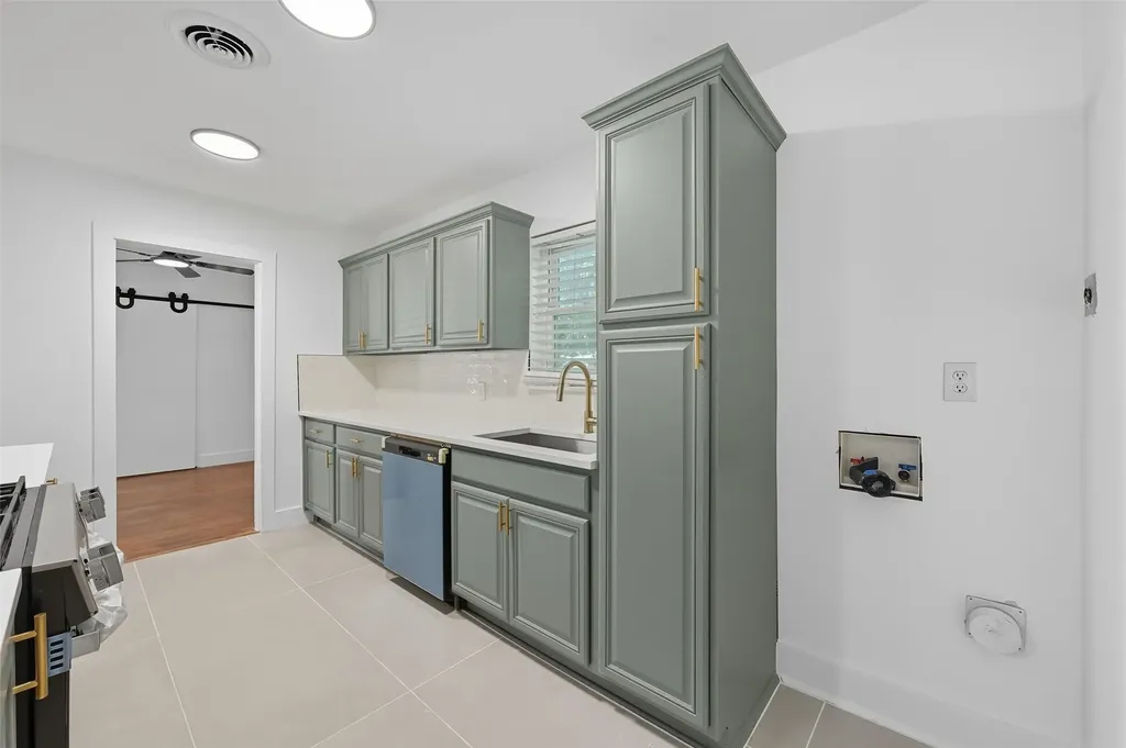 2251 Hartline Drive Dallas TX 75228