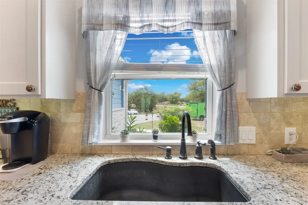 141 Eagle Point Cove Kingsland TX 78639