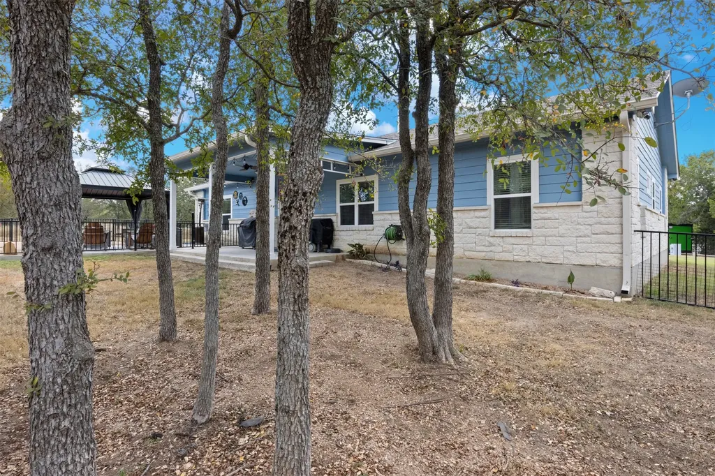 141 Eagle Point Cove Kingsland TX 78639