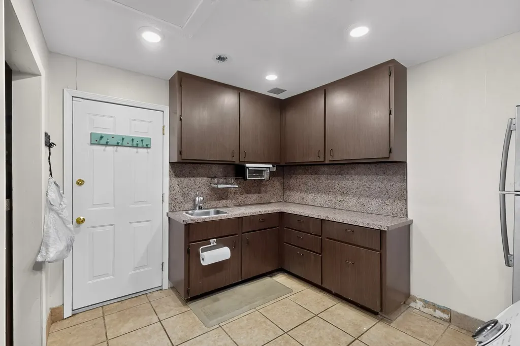 2526 Hillcrest Lane Grand Prairie TX 75052