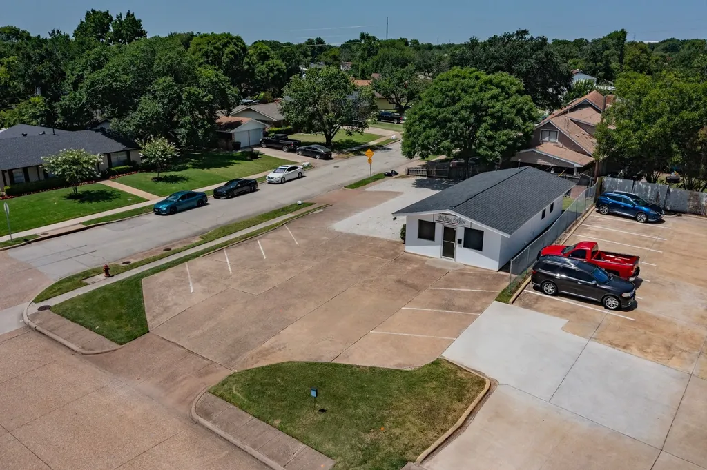 2526 Hillcrest Lane Grand Prairie TX 75052