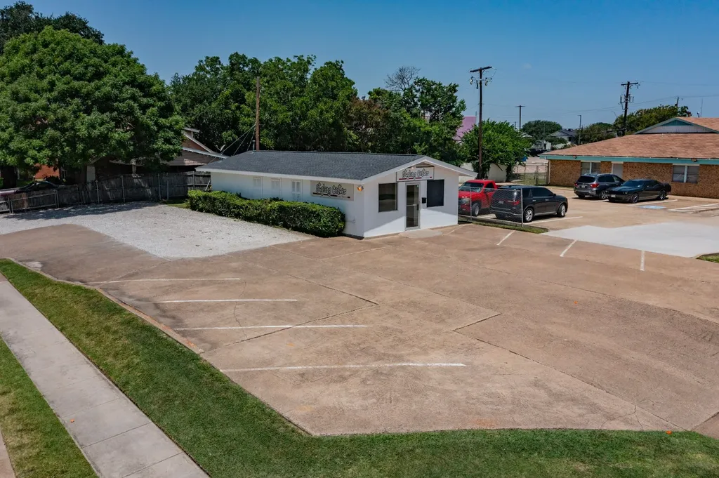 2526 Hillcrest Lane Grand Prairie TX 75052
