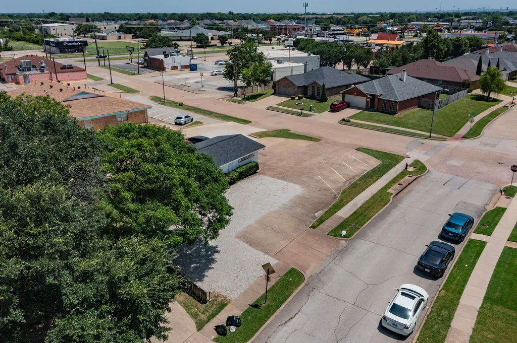 2526 Hillcrest Lane Grand Prairie TX 75052
